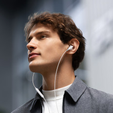 Auriculares con cable en el oído Mini Jack 3.5mm Control blanco con control remoto.