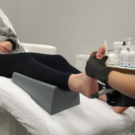Activ Podo grå fodstøtte til pedicure — vist i brug
