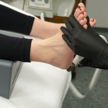 poggiapiedi grigio Activ Podo per pedicure — in uso