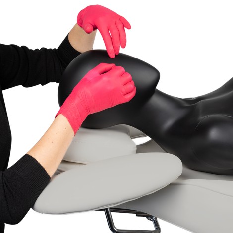 Cadeira cinzenta para tratamentos de pestanas Ivette — close-up do apoio de braço