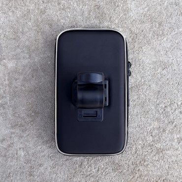 Caso no telefone com um identificador para uma moto de bicicleta scooter preto