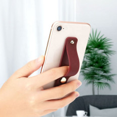 Samolepilni telefon na prstih z rožnatim drsnikom
