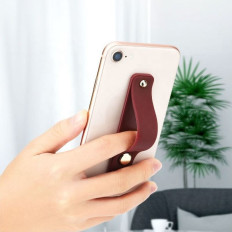 Samolepilni telefon na prstu z pomarančnim drsnikom