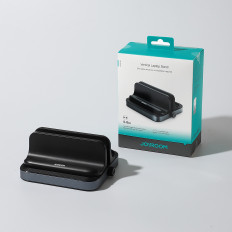 Holder seisoa kannettavassa tabletin mustalla puhelimella