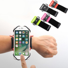 Poignée de téléphone jusqu'à 6 '' sur le poignet d'un groupe de sport pour courir noir