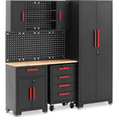 Een set werkplaatskastenkast op wielen geperforeerde muur
