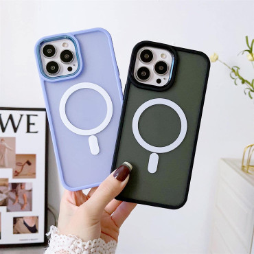 MagSafe Magnetic Case voor iPhone 15 Pro-gaten onder een zwarte leiband