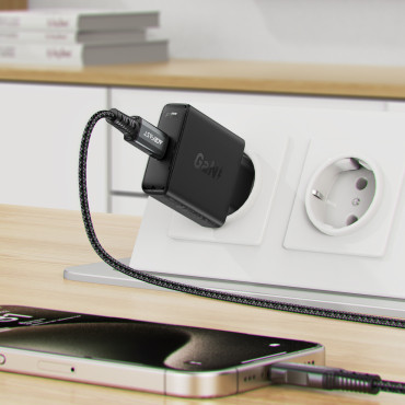 Um pequeno carregador liso gan pd 20w usb-c preto
