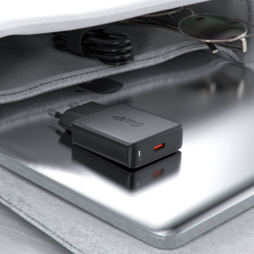 Um pequeno carregador liso gan pd 20w usb-c preto