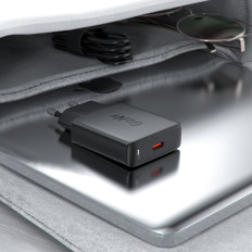 Um pequeno carregador liso gan pd 20w usb-c preto