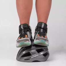 MTB kerékpár sisak beépített LED-es USB piros fény fekete