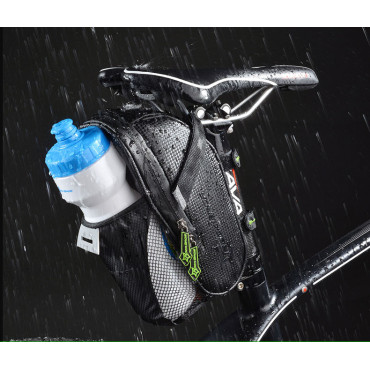 Bolsa de bicicleta impermeável em uma ferramenta de sela com um bolso de garrafa preta