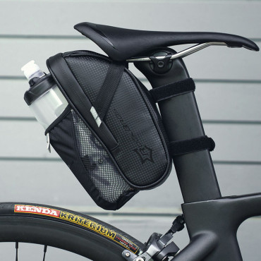 Bolsa de bicicleta impermeable en una herramienta de silla de montar con un bolsillo de botella negro