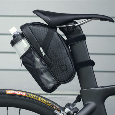 Vattentät cykelpåse på ett sadelverktyg med en svart flaskficka