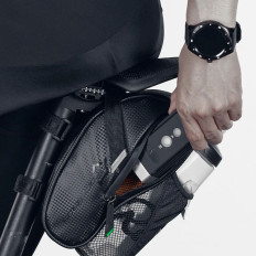 Sac de vélo étanche sur une selle à puce avec une poche de bouteille noire