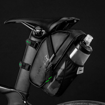 Bolsa de bicicleta impermeável em uma ferramenta de sela com um bolso de garrafa preta