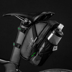 Bolsa de bicicleta impermeável em uma ferramenta de sela com um bolso de garrafa preta