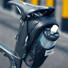 Borsa da bicicletta impermeabile su uno strumento a sella con una tasca di bottiglia nera