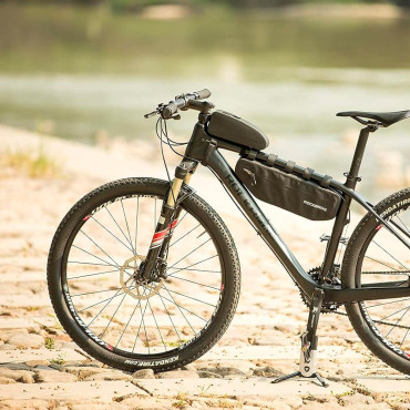 Bolsa de bicicleta impermeável dura no conceito do quadro. 1,6L preto