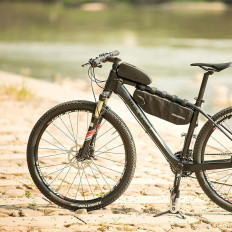 Bolsa de bicicleta impermeável dura no conceito do quadro. 1,6L preto