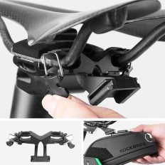 Fahrradtasche auf den Telefongeräten unter einem Sattel mit einer schwarzen Schnellkupplung