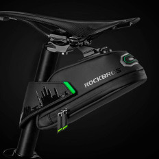 Fietszak op de telefoontools onder een zadel met een zwarte snelkoppeling