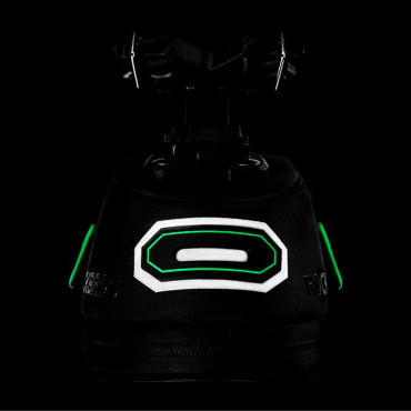 Polkupyöräpussi puhelintyökaluilla satulan alla mustalla pikakytkimellä