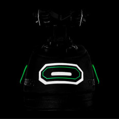 Bolsa de bicicletas en las herramientas telefónicas bajo una silla con un acoplamiento rápido negro