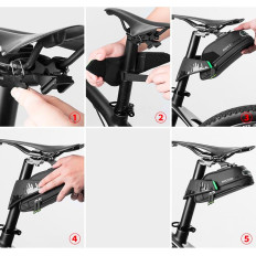 Fietszak op de telefoontools onder een zadel met een zwarte snelkoppeling