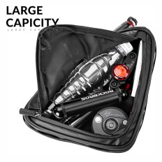 Sac à vélo étanche attaché avec des navets sur un cadre noir