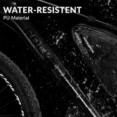 Fahrradtasche wasserdicht mit den Rüben auf einem schwarzen Rahmen befestigt