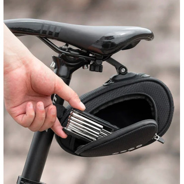 Bolsa de bicicletas bajo una silla de montar con un negro de liberación rápida