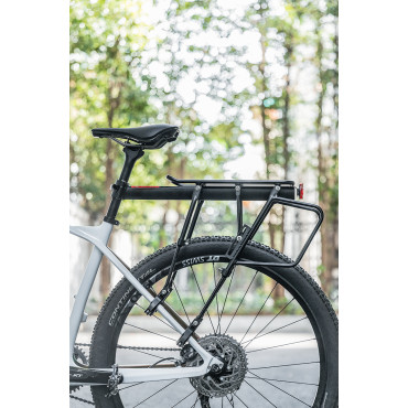 Hållbar cykelstamm med en hylla och en sadelfunktion och en svart LED-lampa