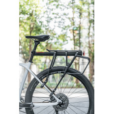 Hållbar cykelstamm med en hylla och en sadelfunktion och en svart LED-lampa