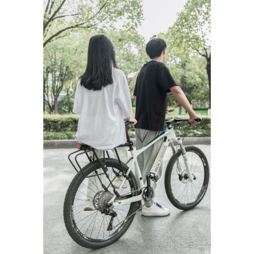 Hållbar cykelstamm med en hylla och en sadelfunktion och en svart LED-lampa