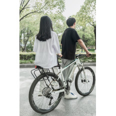 Tronco de bicicleta duradero con un estante y una función de silla de montar y una lámpara LED negra