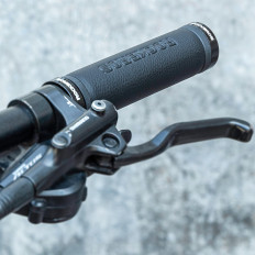 Grip di biciclette a presa con il volante di una cuoio comodo - nero