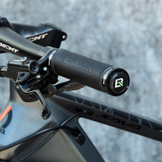Apertos de bicicleta pegos ao volante de um couro confortável - preto