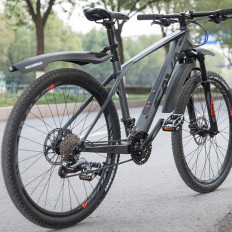 Aizmugurējā velosipēdu spārns ar sarkanu LED lampu - melns