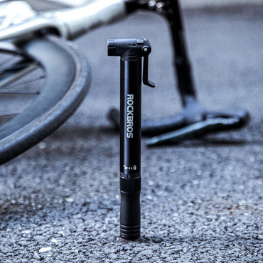 Bomba de bicicleta pequena manual com uma estrutura bancária + chave de fenda - preto