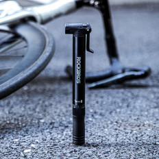 Manuálne malé bicykelové čerpadlo s bankovým rámom + skrutkovačom - čierny