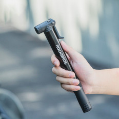 Bomba de bicicleta pequena manual com uma estrutura bancária + chave de fenda - preto