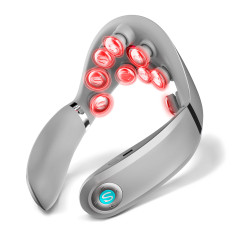 TENS EMS Massager op een nek met rood licht en comprimeren therapie SKG G7 pro-e-grijs