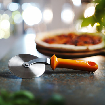 Faca de faca em um corte de pizza em uma pizza 97 x 240 mm - laranja