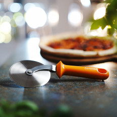 Faca de faca em um corte de pizza em uma pizza 97 x 240 mm - laranja