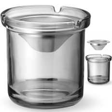 Un cenicero de vidrio con un inserto de acero. 98 x 99 mm