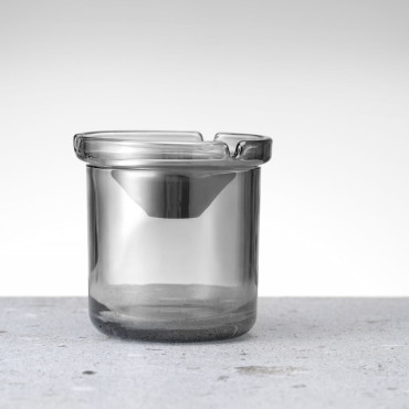 Ett glas askkopp med en stålinsats. 98 x 99 mm