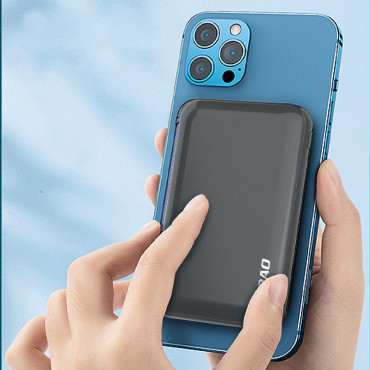 Powerbank 10000mAh TGK1 with a Magsafe 15W black charger