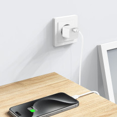 Um carregador de rede 100-240V PD USB-C 20W Branco