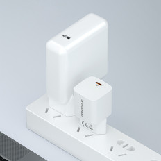 Um carregador de rede 100-240V PD USB-C 20W Branco